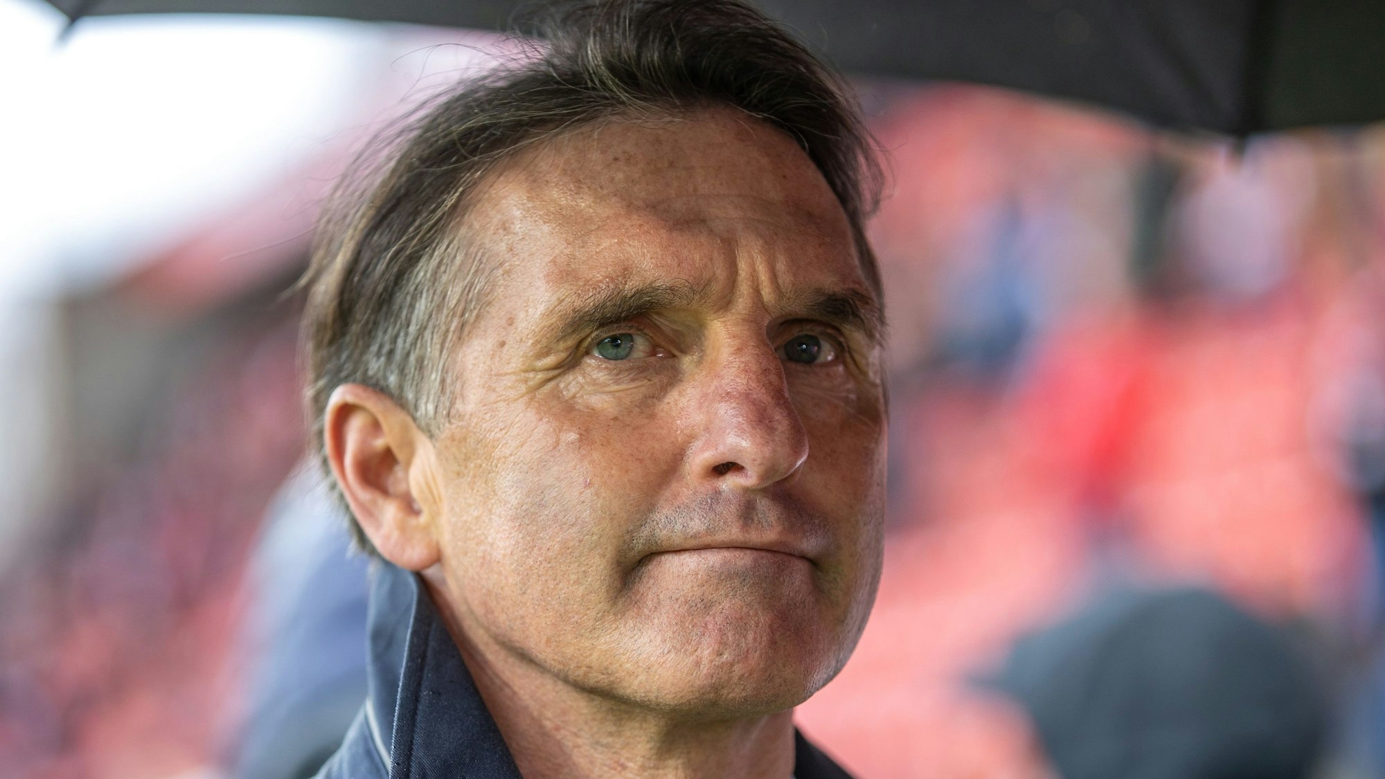 Bruno Labbadia steht unter einem Regenschirm im Stadion. Der 58-Jährige wird neuer Nationaltrainer von Nigeria. (Archivbild)