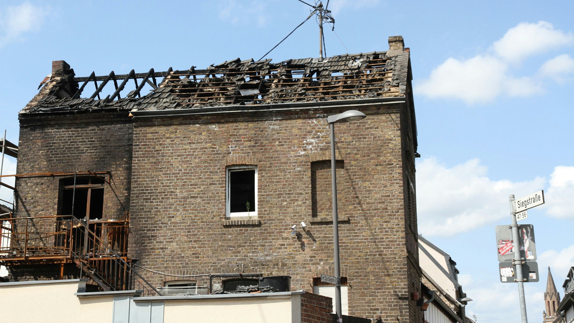 Das Haus von Mevlüt Sönmez an der Siegstraße in Troisdorf-Bergheim ist abgebrannt
