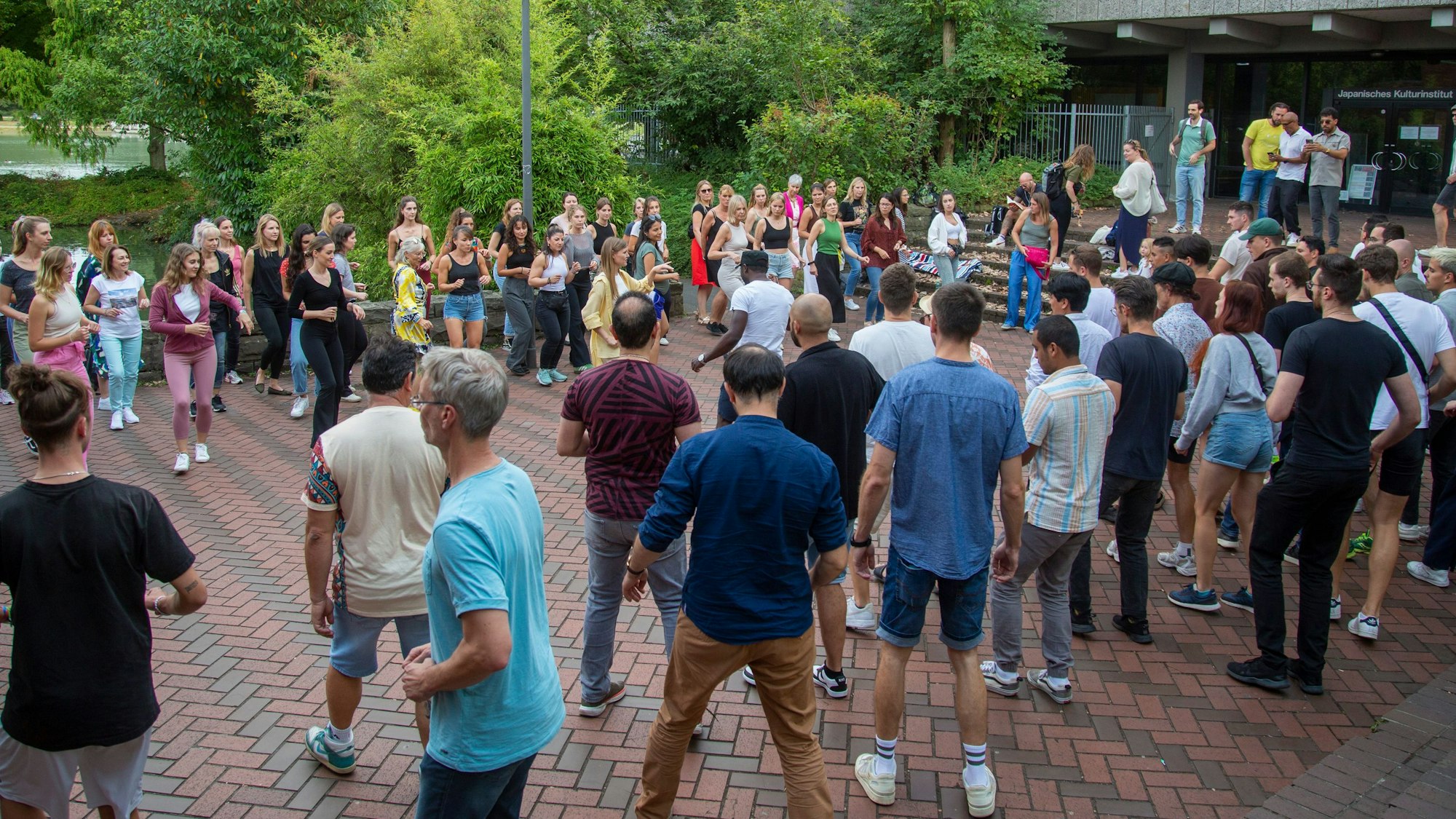 Menschenmenge, die einem tanzenden Paar zuschaut.