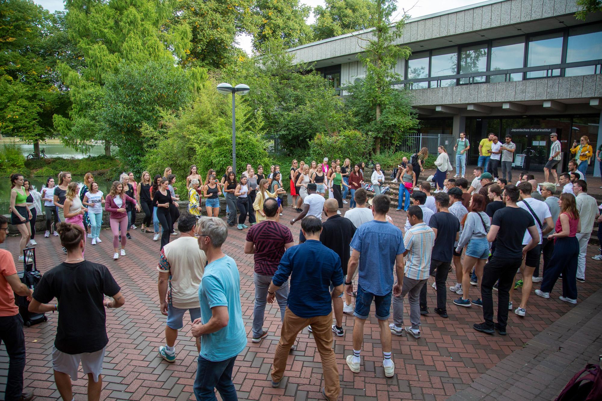 Immer in Bewegung bleiben: Bis zu 250 Tänzer treffen sich an lauen Sommerabenden, Nun sind sie enttäuscht.