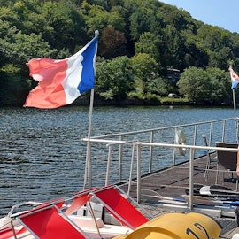 Franz Pütz steht auf dem Bootssteg, im Vordergrund sind Tretboote zu sehen.