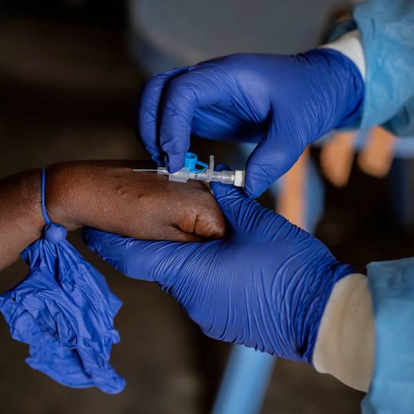 Ein Mitarbeiter des Gesundheitswesens kümmert sich um einen Mpox-Patienten in einem Behandlungszentrum im Kongo.