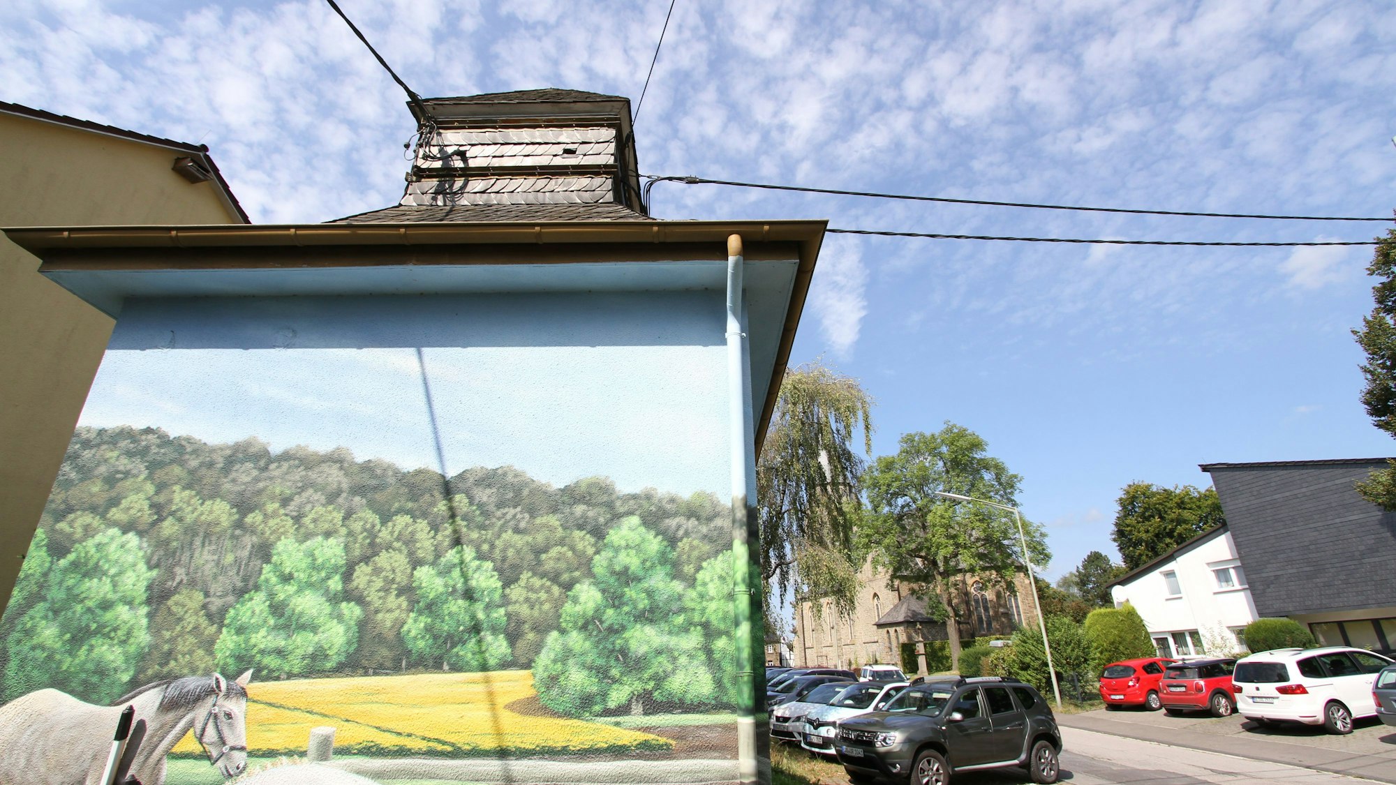 Ein mit einer Landschaft bemaltes Trafohäuschen