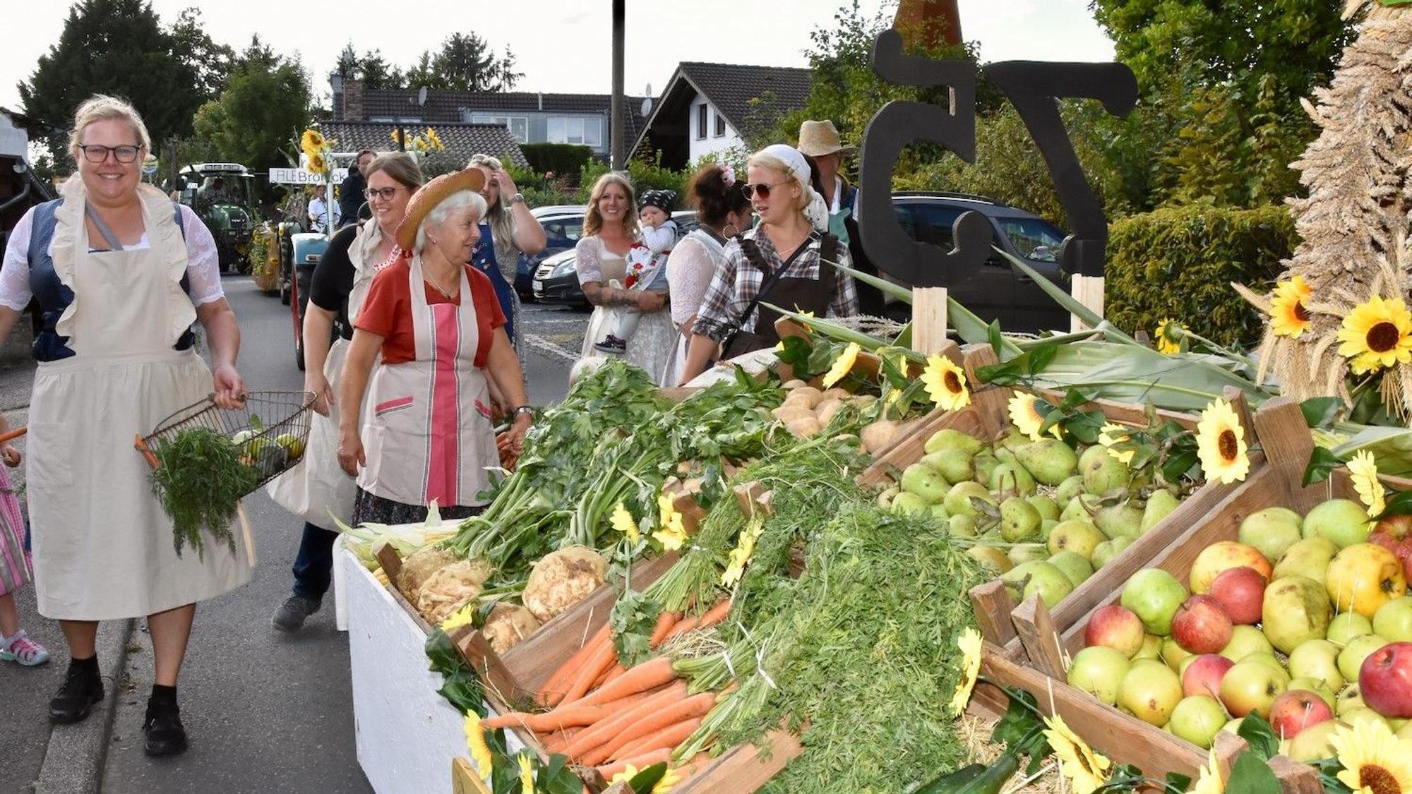 Beim Erntefest Much-Birresbachhöhe waren die Wagen prall gefüllt mit Obst und Gemüse.