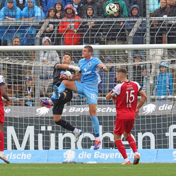 16 Max Reinthaler 1860 gegen Torwart 24 Kevin Rauhut Viktoria Köln Aktion, Zweikampf, Fussball / 3. Liga / TSV 1860 Muenchen - FC Viktoria Köln / Gruenwalderstadion / 25.08.2024 / FOTO: Mladen Lackovic / LakoPress *** 16 Max Reinthaler 1860 against goalkeeper 24 Kevin Rauhut Viktoria Köln Action, duel, football 3 Liga TSV 1860 Muenchen FC Viktoria Köln Gruenwalderstadion 25 08 2024 PHOTO Mladen Lackovic LakoPress