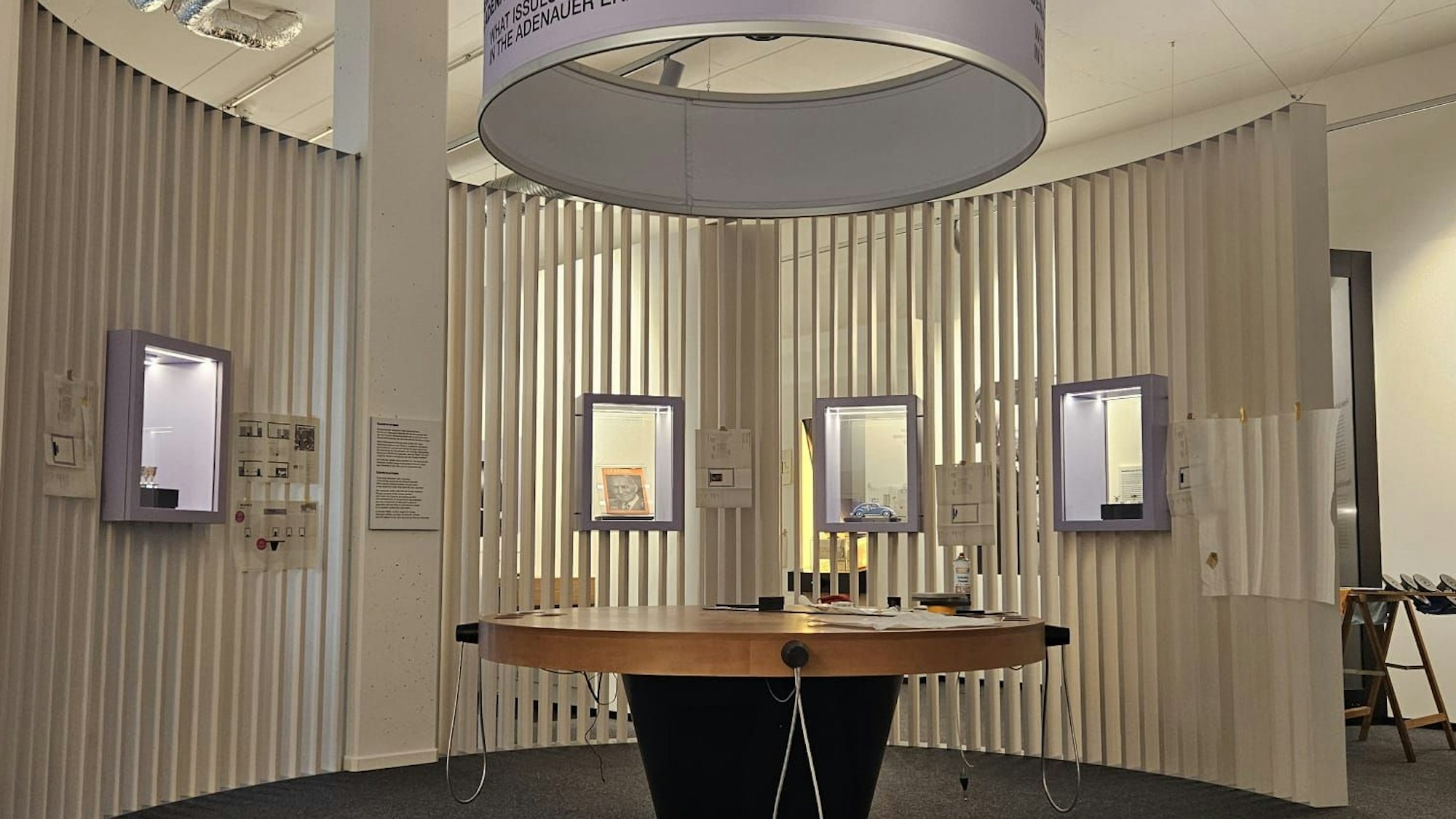 Ein runder Stehtisch mit Hörstationen.