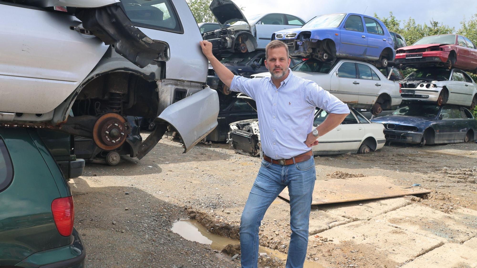 In Waldbröl-Hermesdorf führt Michael Kappenstein die Autoverwertung und den Schrotthandel Noiron. Seinen Betrieb möchte der 45 Jahre alte Unternehmer künftig auch auf die Bearbeitung elektrischer Fahrzeuge umstellen.