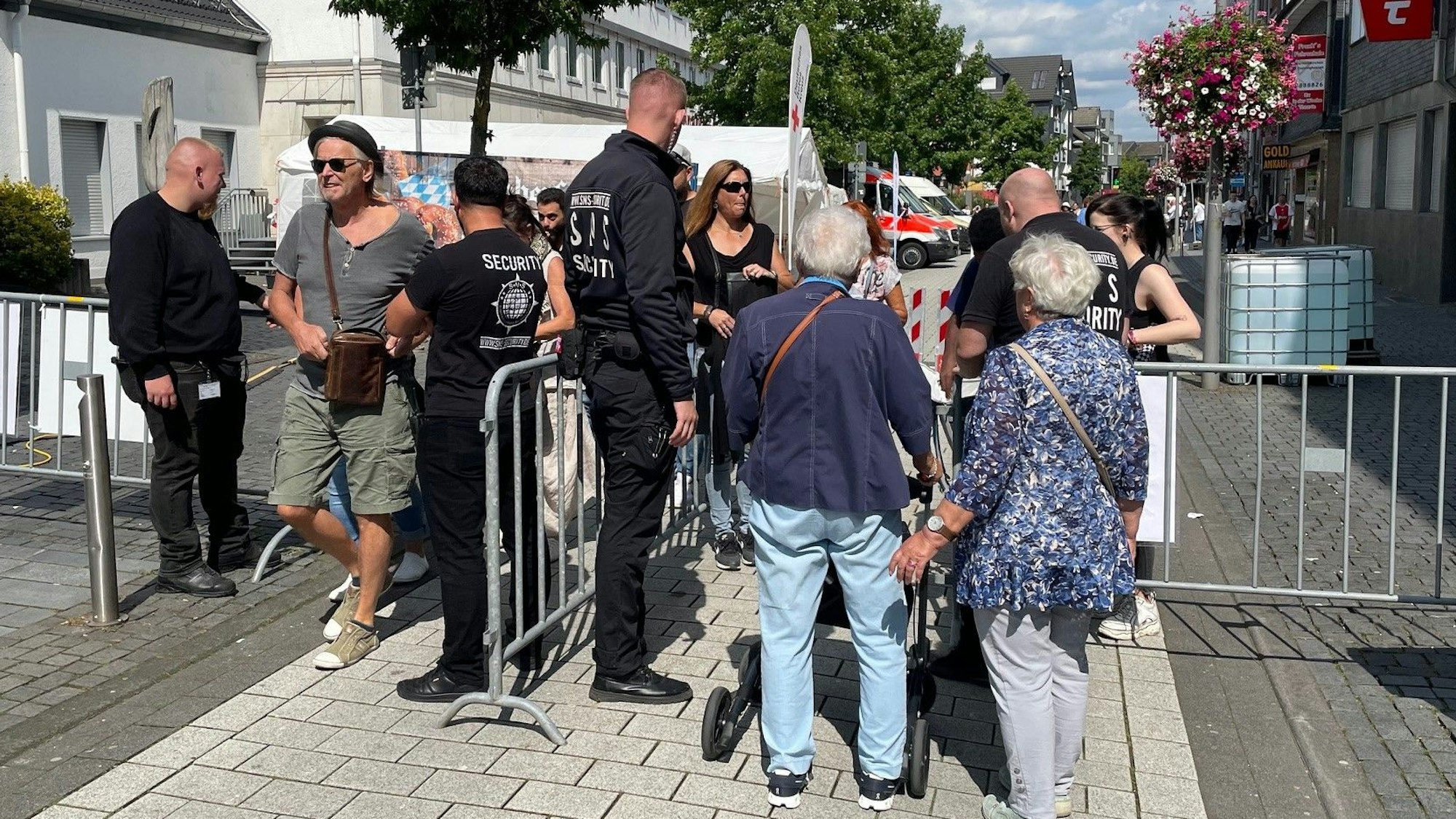 Taschenkontrollen am Zugang zur Wermelskirchener Volksfestmeile wurden kurzfristig verstärkt