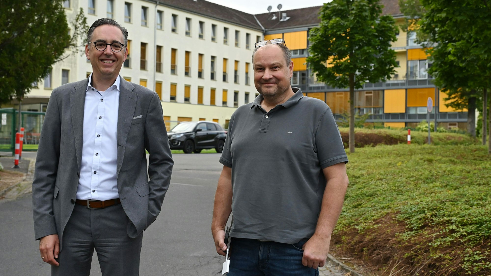 Geschäftsführer Martin Milde und Chefarzt Dr. Marcus Münch stehen vor dem Kreiskrankenhaus Mechernich.