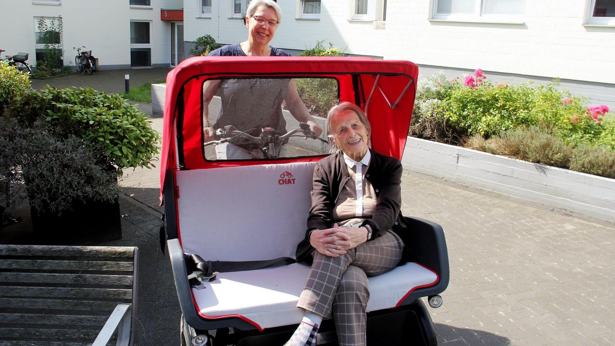 Ilse Bräker genießt die Rikscha-Ausflüge mit Betreuungsassistentin Karin Naumann.