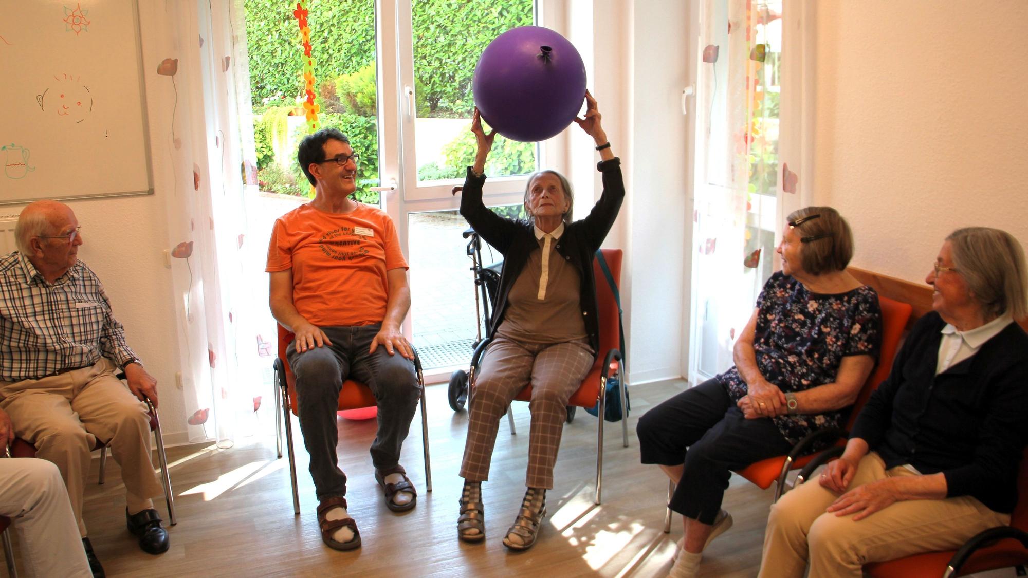 Tagespflegebesucherin Ilse Bräker legt auch mit annähernd 102 Jahren Wert auf sportliche Betätigungen.