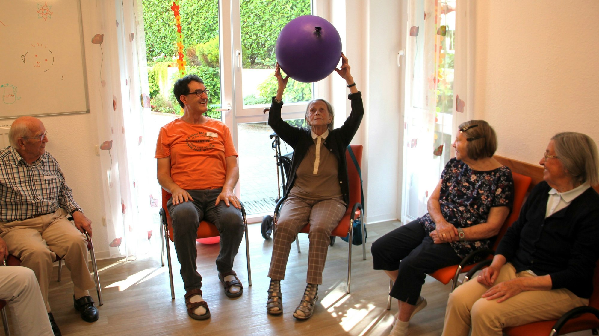Tagespflegebesucherin Ilse Bräker legt auch mit annähernd 102 Jahren Wert auf sportliche Betätigungen.