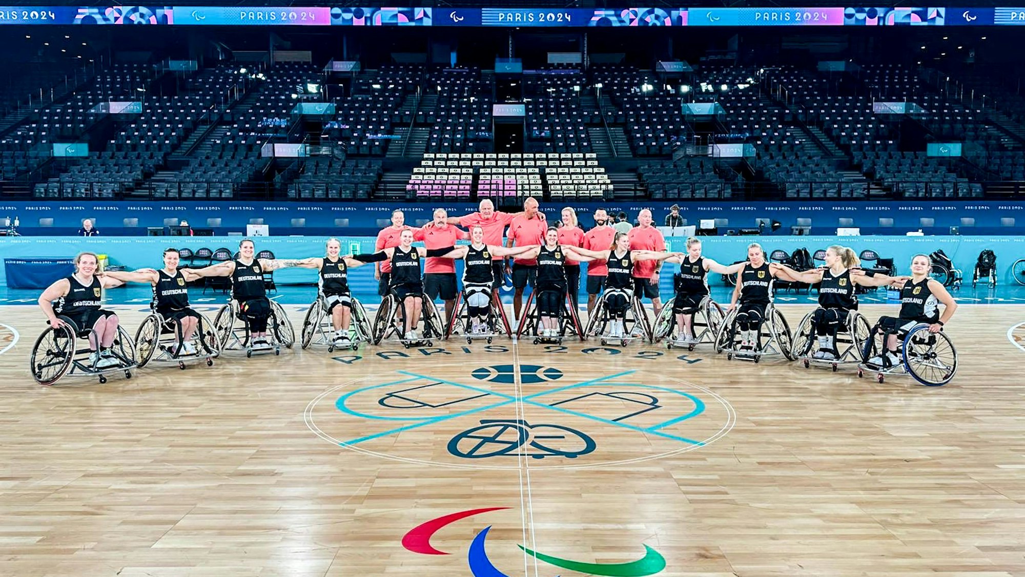 Das Bild zeigt die Rollstuhlbasketball-Nationalmannschaft in der Bercy Arena.