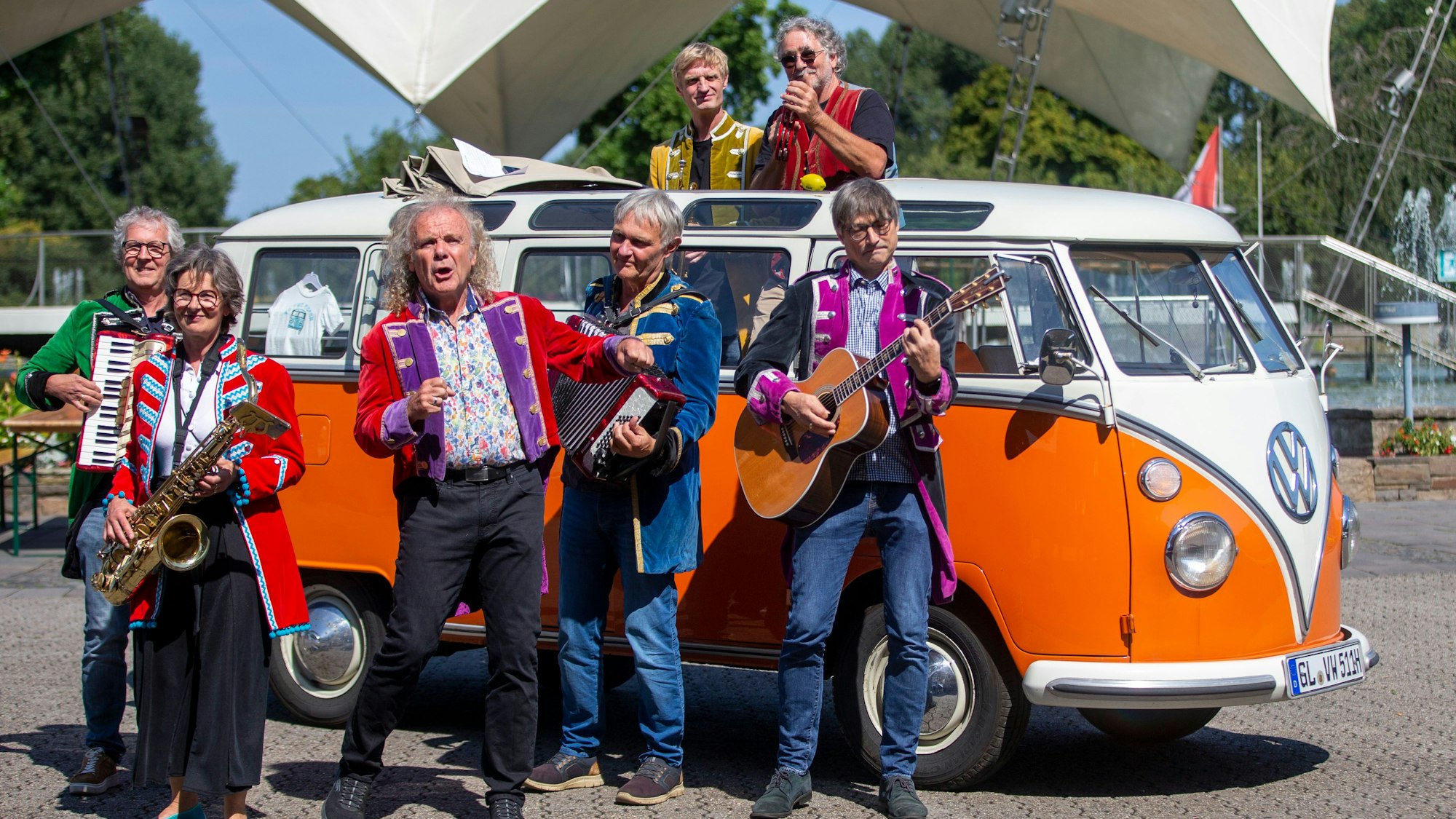 Auch im Sommer bereit zum Feiern: Die Karnevalsband Köbes Underground stimmt sich auf ihre Show im Tanzbrunnen ein.