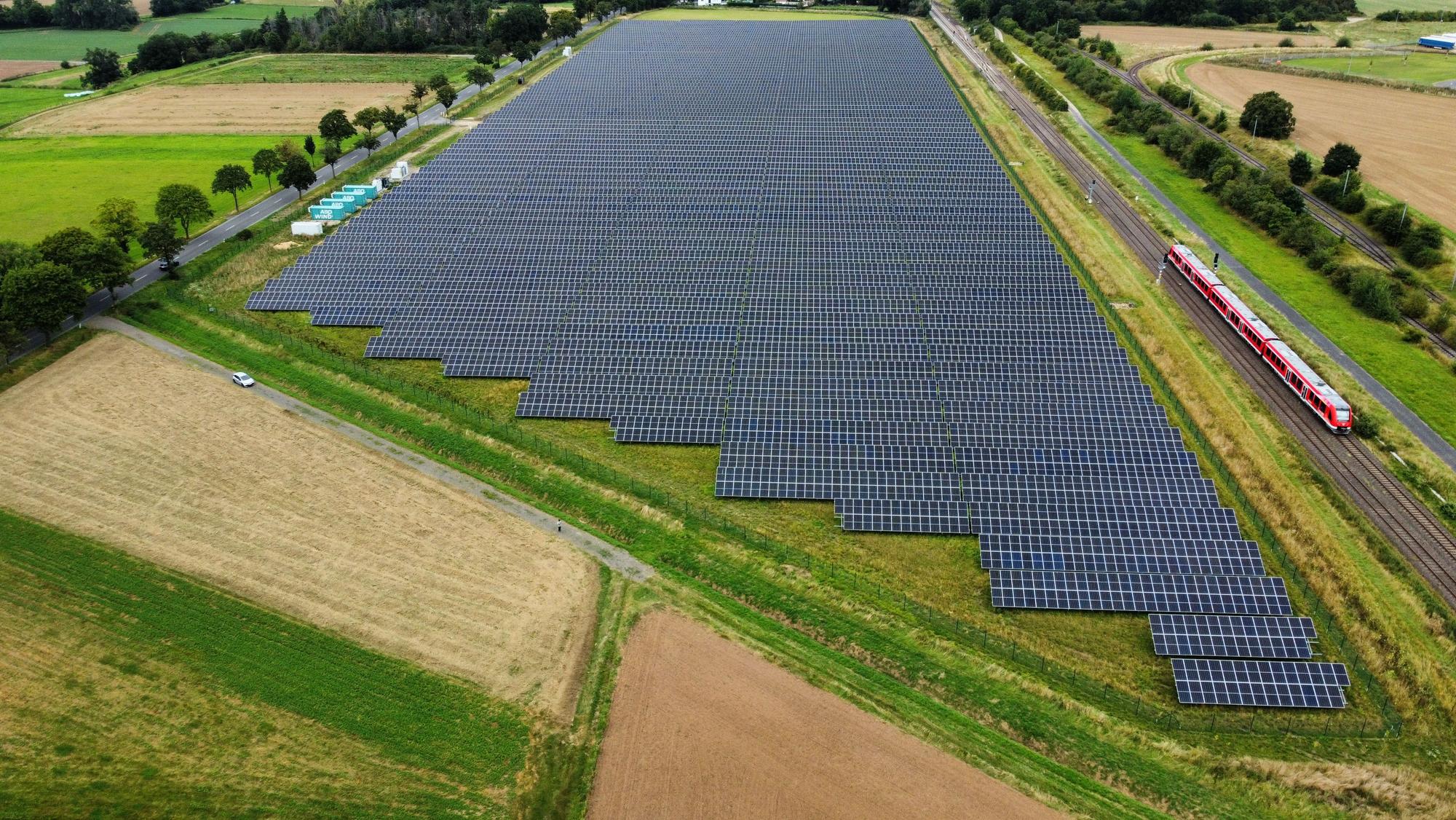 Ein Luftbild zeigt den Solarpark.