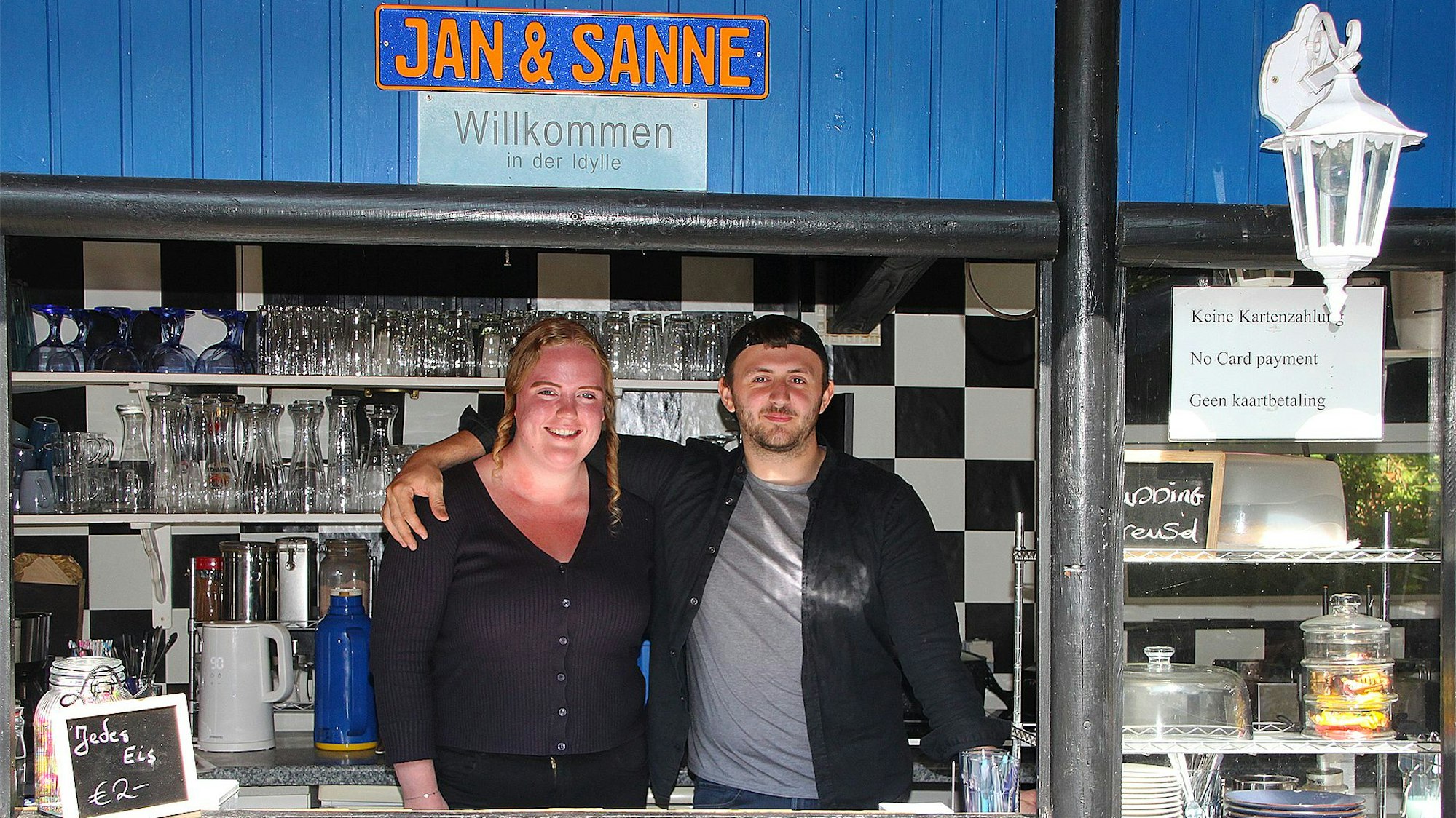 Jan van den Akker und Sanne Hesseling stehen hinter der Theke des Büdchens.