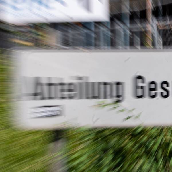Ein Schild mit der Aufschrift „Abteilung Gesundheit“ weist den Weg zum Amt.