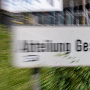 Ein Schild mit der Aufschrift „Abteilung Gesundheit“ weist den Weg zum Amt.