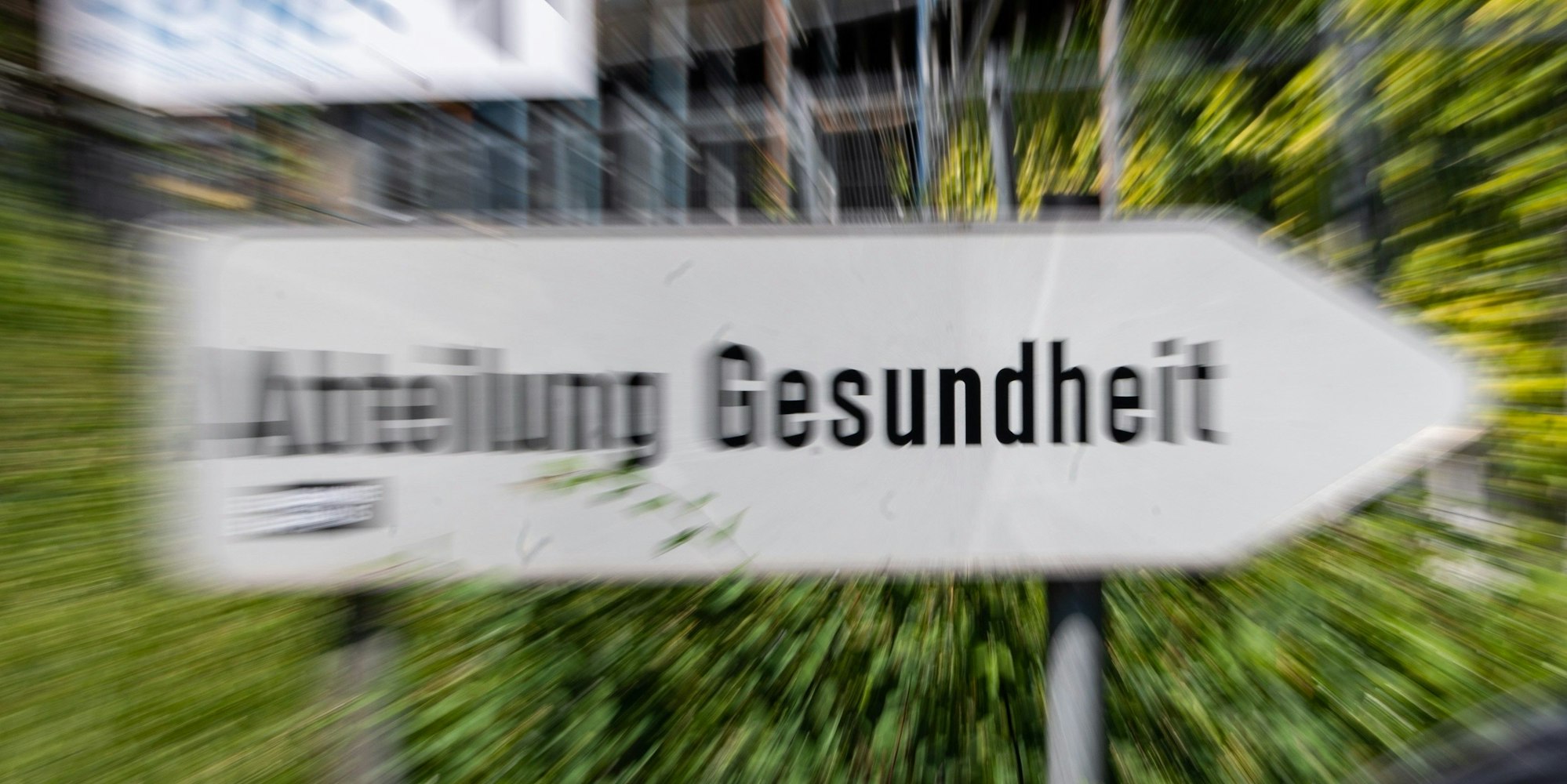 Ein Schild mit der Aufschrift „Abteilung Gesundheit“ weist den Weg zum Amt.