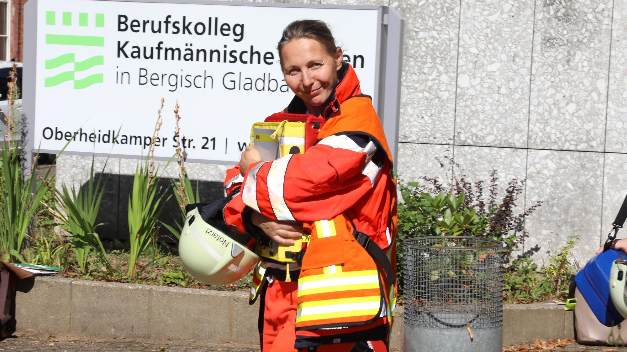 Eine Notärztin kommt nach Ende des Großeinsatzes aus dem Berufskolleg in Bergisch Gladbach-Heidkamp.