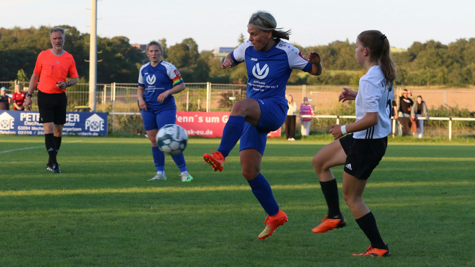 Eine Fußballerin aus Erfthöhen nimmt den halbhohen Ball geschickt an.