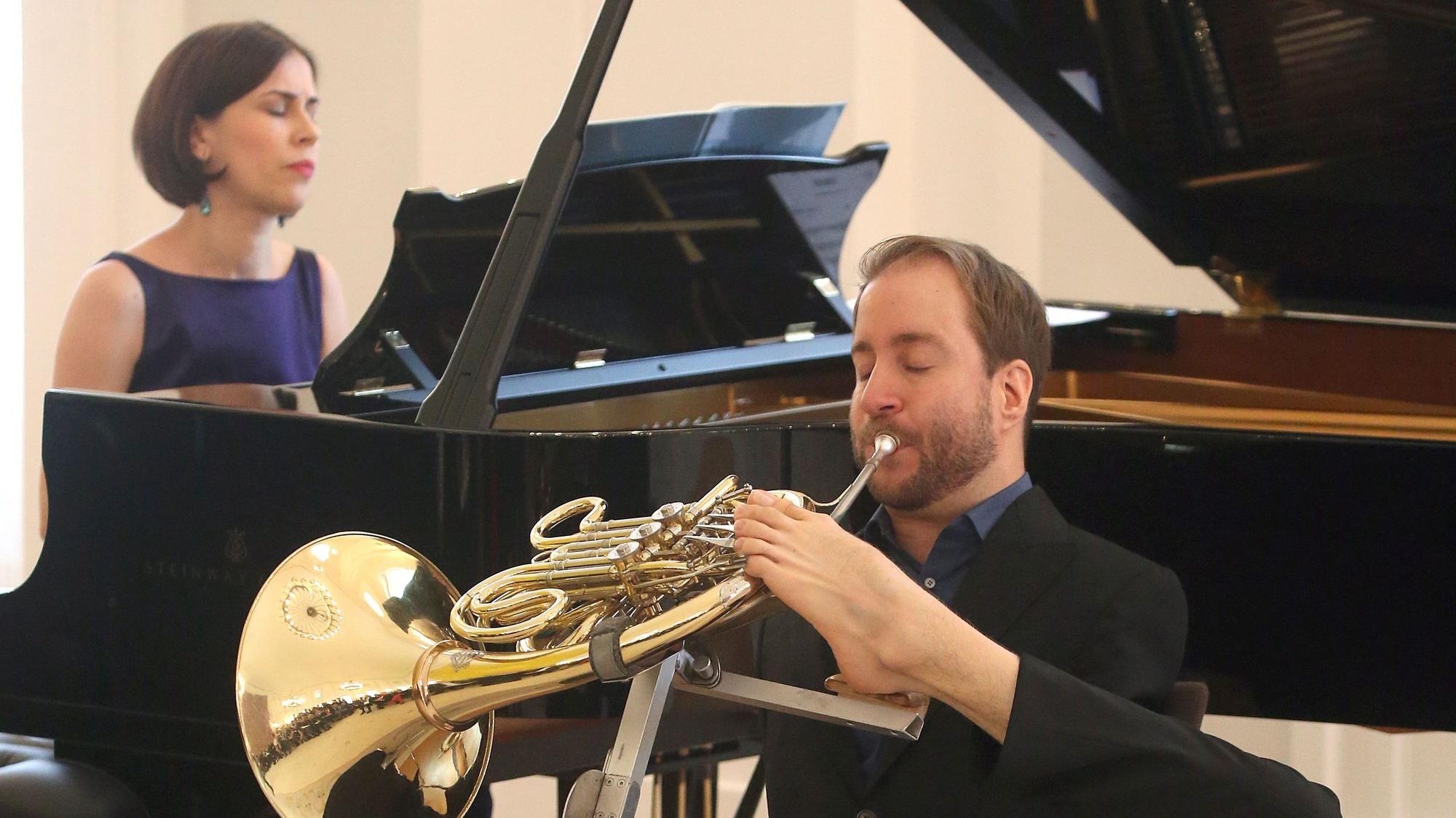 Der Hornist Felix Klieser mit Begleitung der Konzertpianisten Linda Leine.