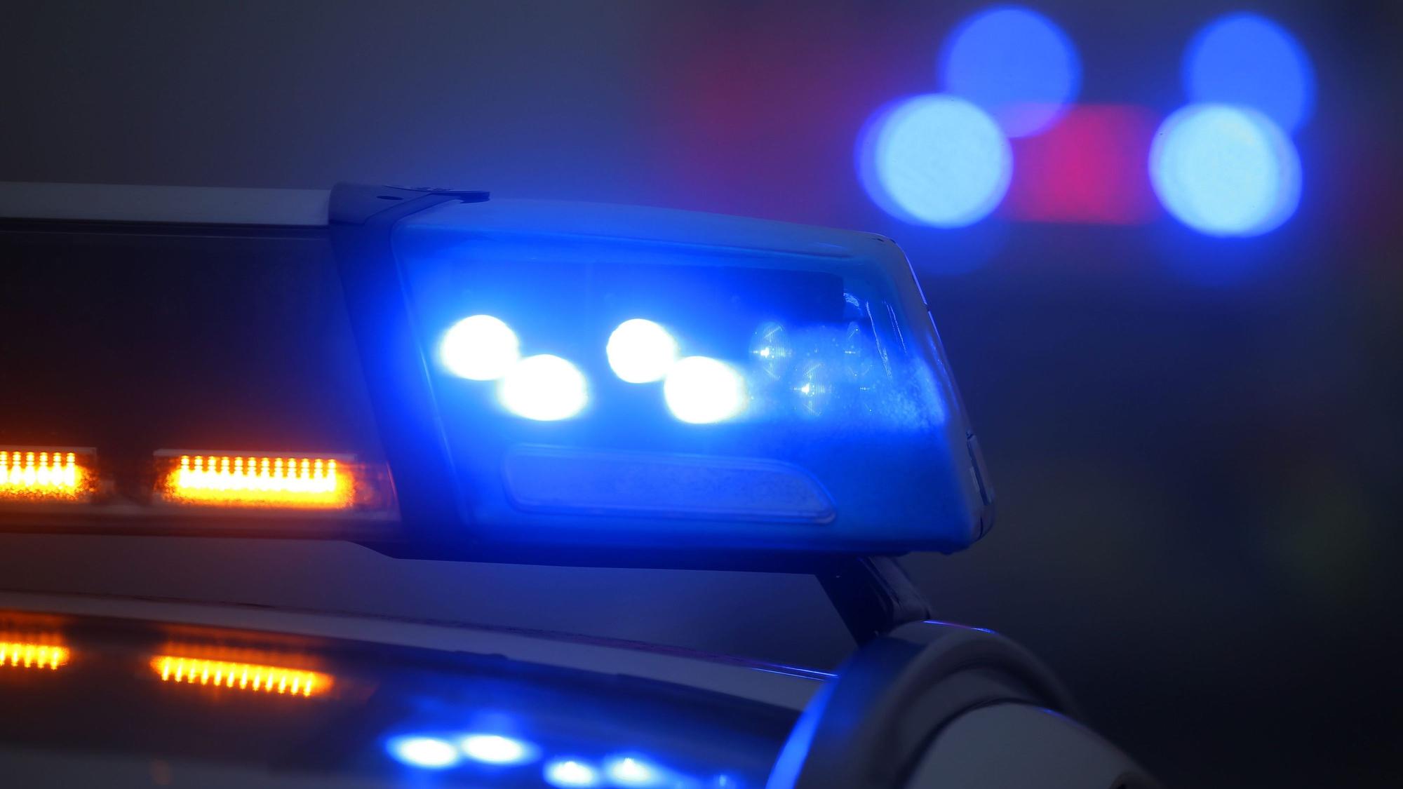 Ein Polizeiauto mit eingeschaltetem Blaulicht (Symbolbild)