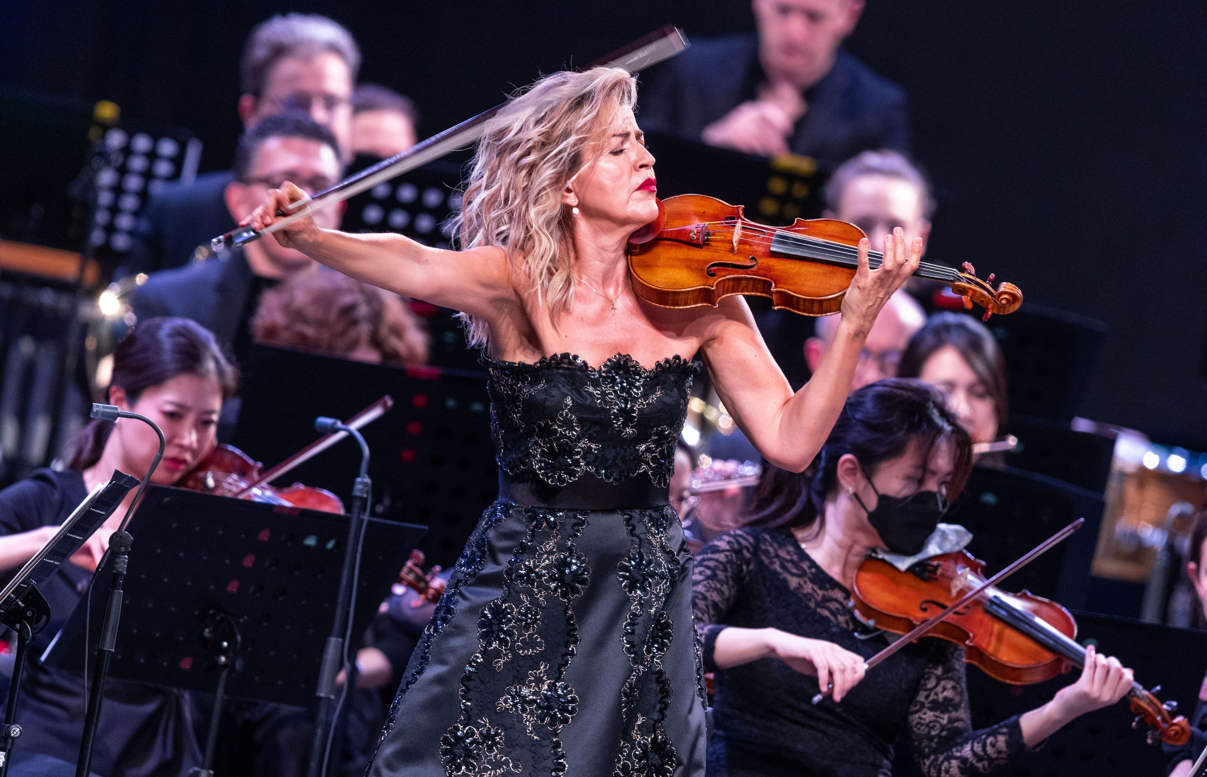 Eine Frau spielt Violine.
