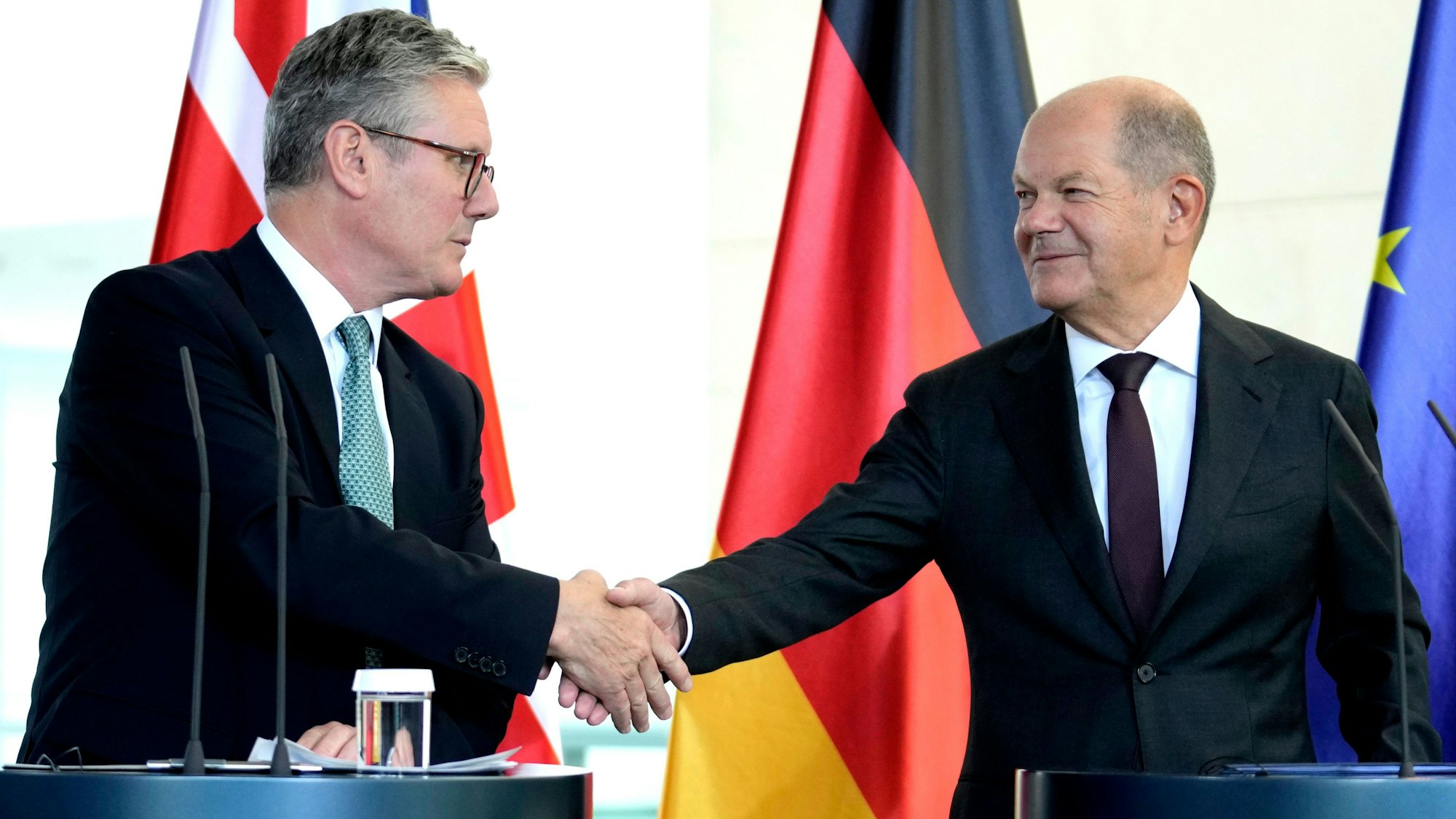 Bundeskanzler Olaf Scholz und der britische Premierminister Keir Starmer besiegeln mit einem Handschlag den Vertrag.