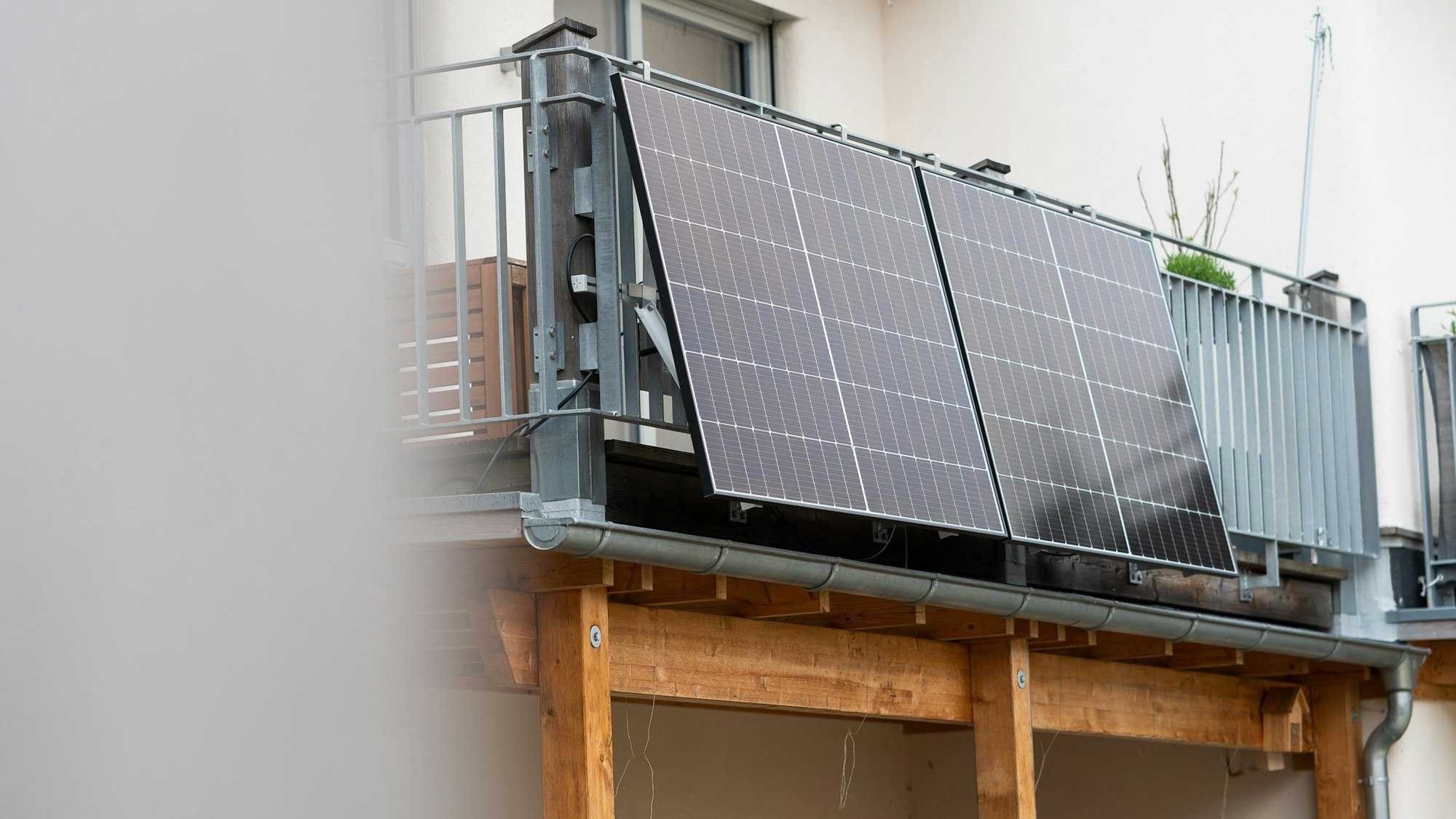 Die Gemeinde Swisttal förderte Balkonkraftwerke. Die Photovoltaik-Anlagen hängen am Geländer und produzieren je nach Größe etwa 500 kW/h Strom.
