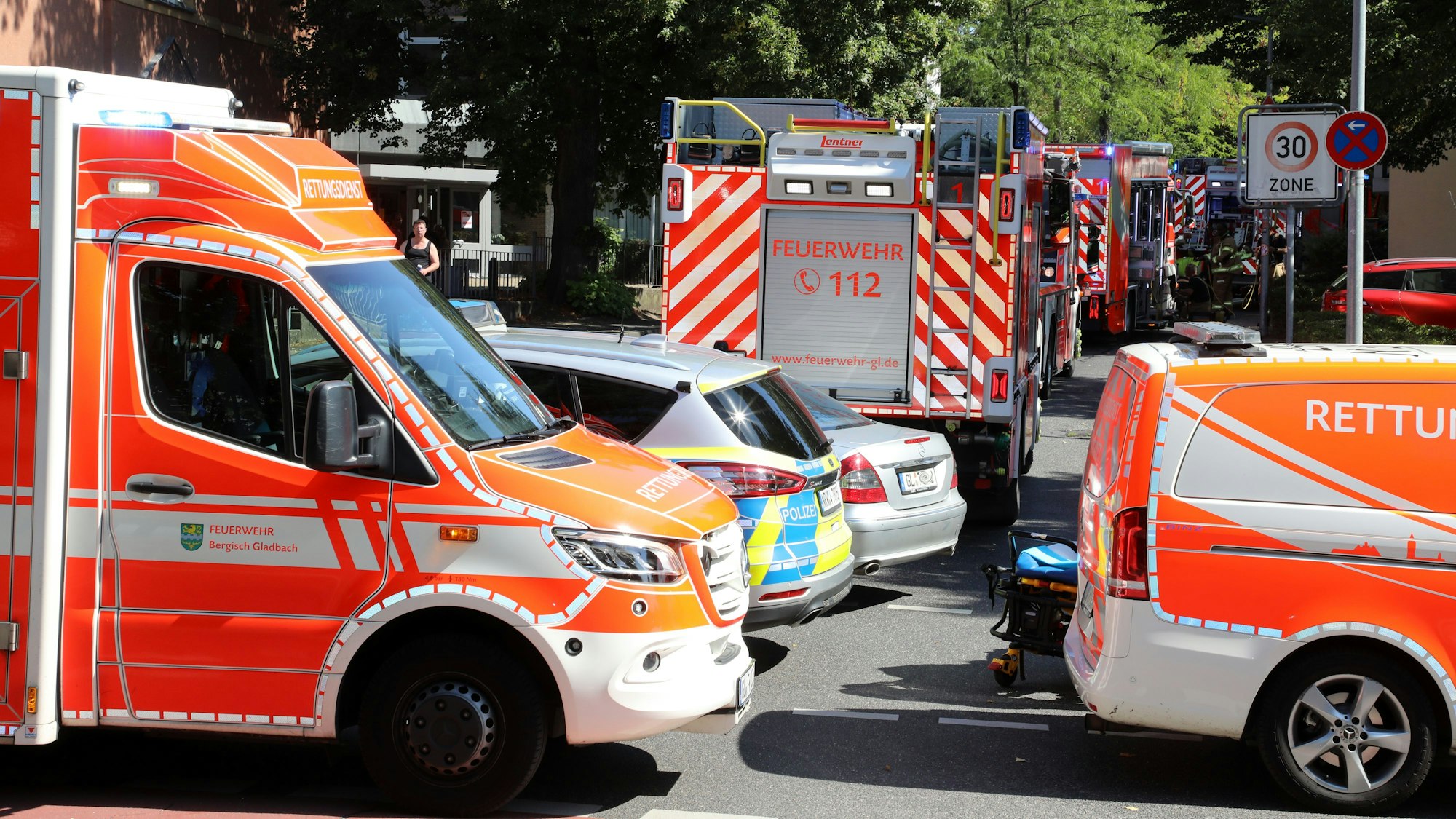 Rettungs- und  Feuerwehrfahrzeuge stehen dicht an dicht in der Oberheidkamper Straße in Bergisch Gladbach-Heidkamp.
