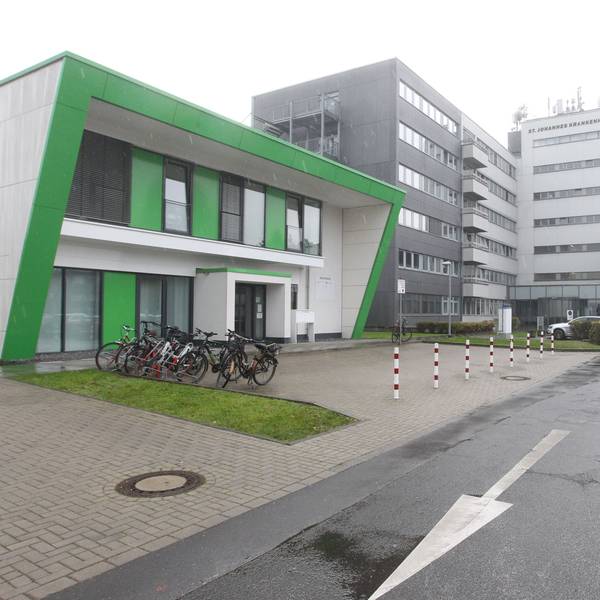 Ein modernes Krankenhausgebäude.