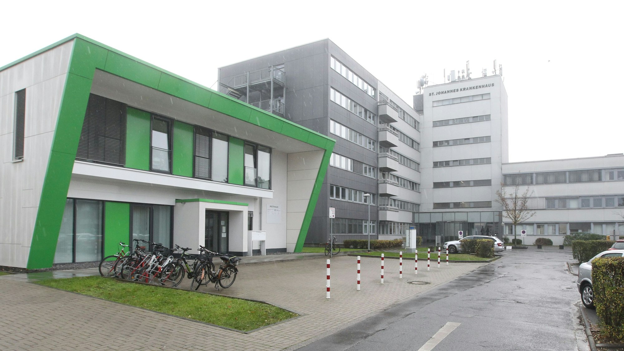 Ein modernes Krankenhausgebäude.