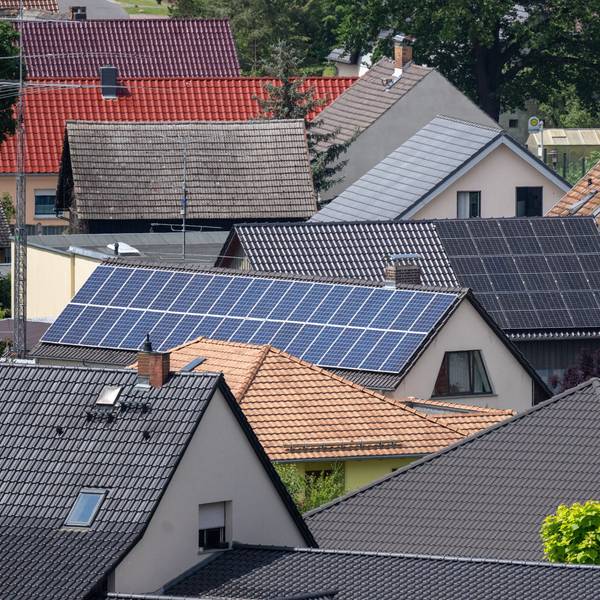 Auf zahlreichen Dächern werden derzeit Solaranlagen montiert.
