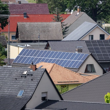 Auf zahlreichen Dächern werden derzeit Solaranlagen montiert.