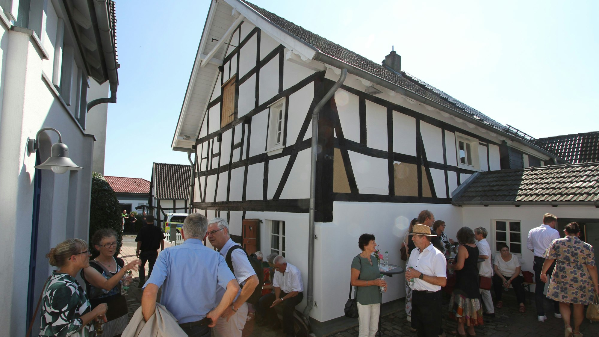 Menschen vor einem Fachwerkhaus