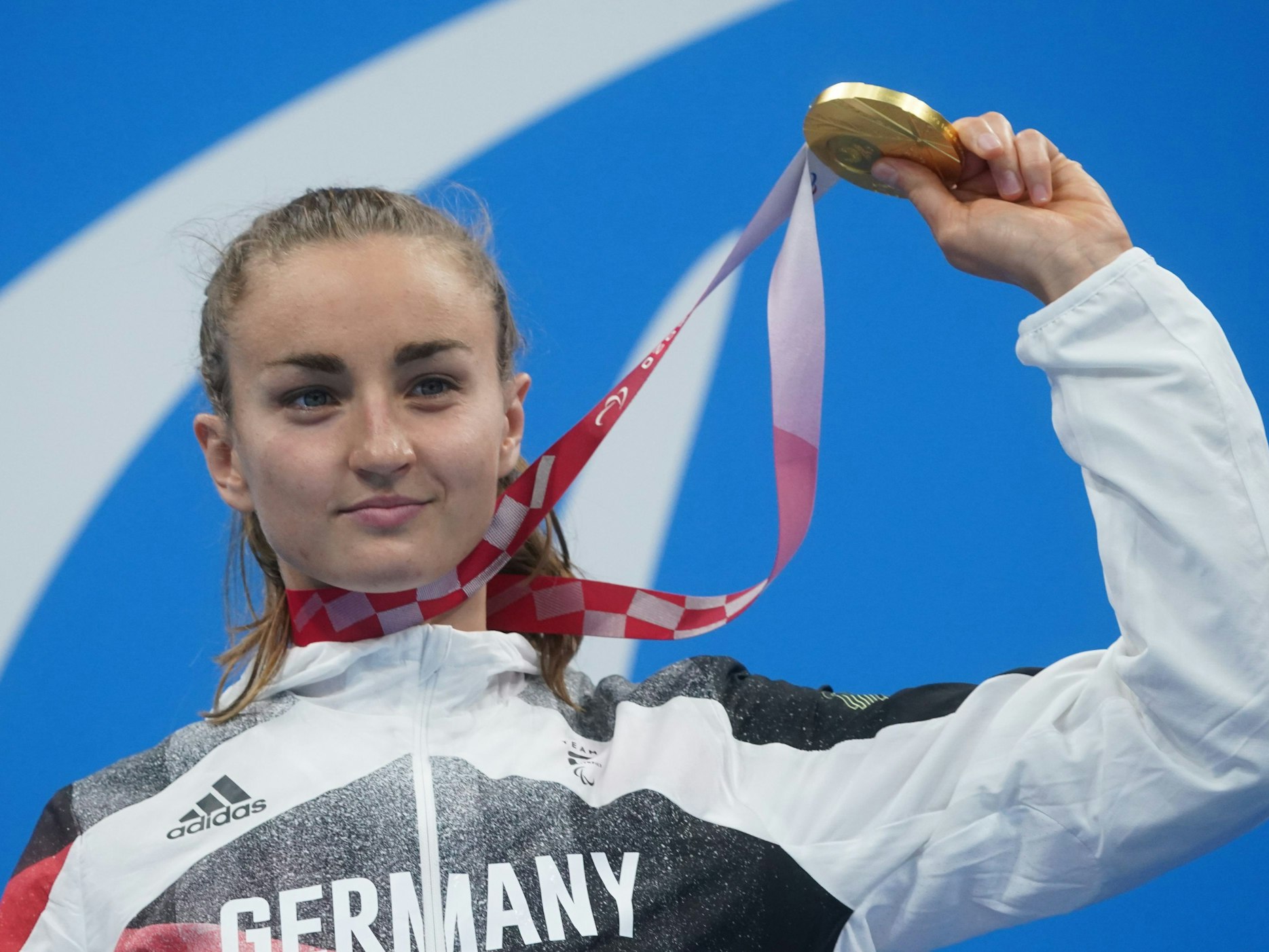 Elena Semechin (geb. Krawzow) feiert ihre Goldmedaille über 100 Meter Brust bei den Paralympics in Tokio (Archivbild)