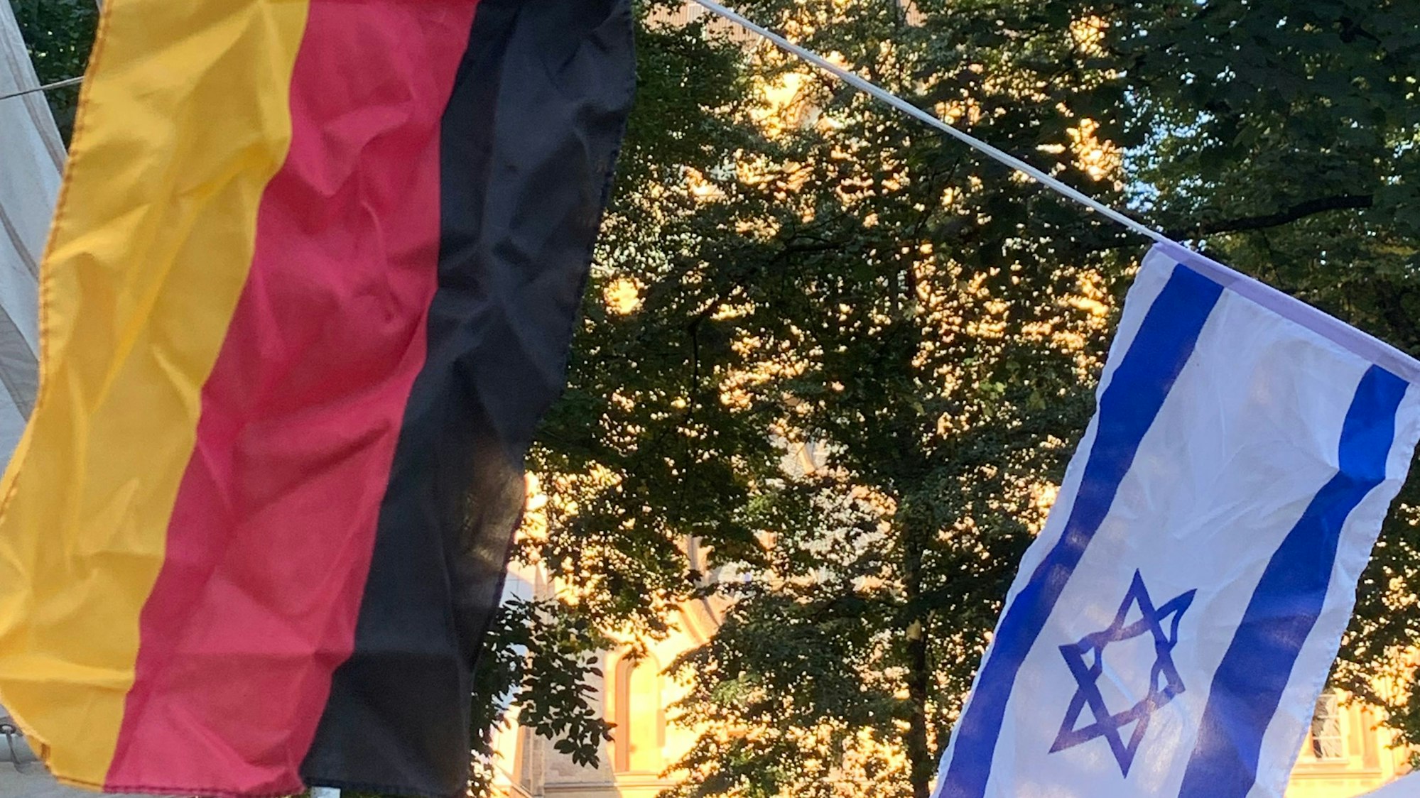 Eine deutsche und eine israelische Fahne vor der Synagoge an der Roonstraße.