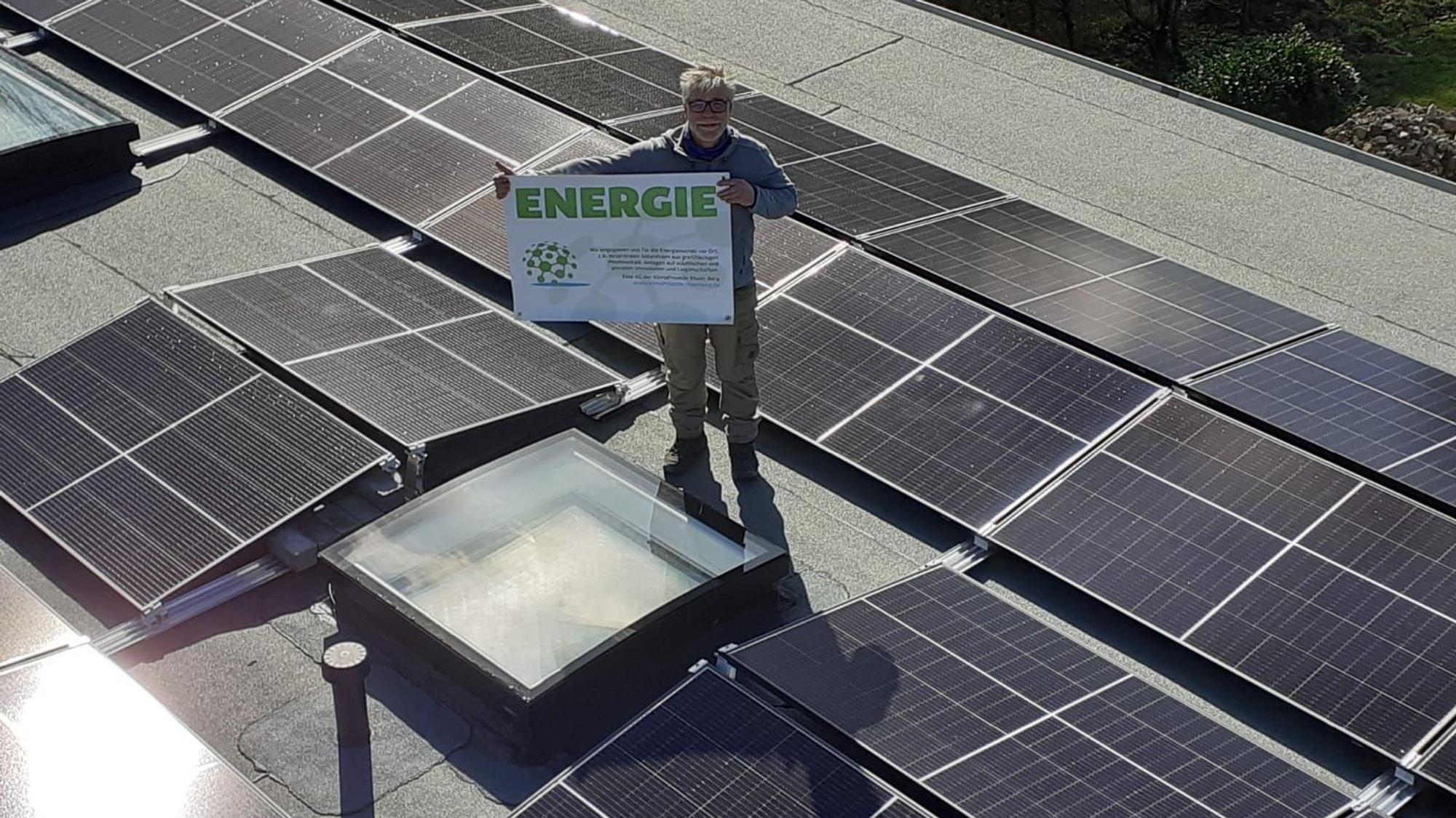 Stefan Häusler, Vorsitzender Klimafreunde Rhein-Berg, Steht auf einem Dach mit PV-Anlagen.