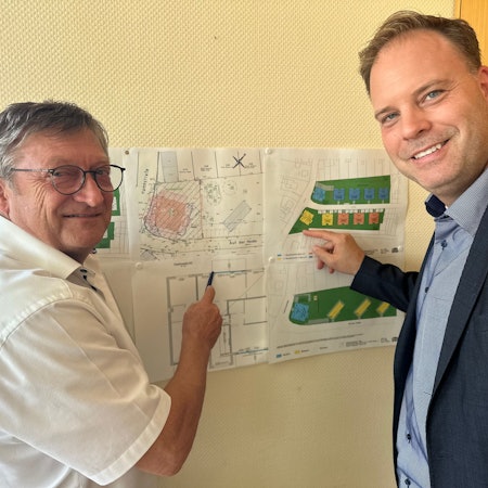 GWG Rhein-Sieg-Kreis, Prokurist Siegfried Ortner (l.) und Geschäftsführer Thomas Kemmann vor den Plänen zum Bauprojekt an der Hammstraße/Auf der Heide in Sankt Augustin.