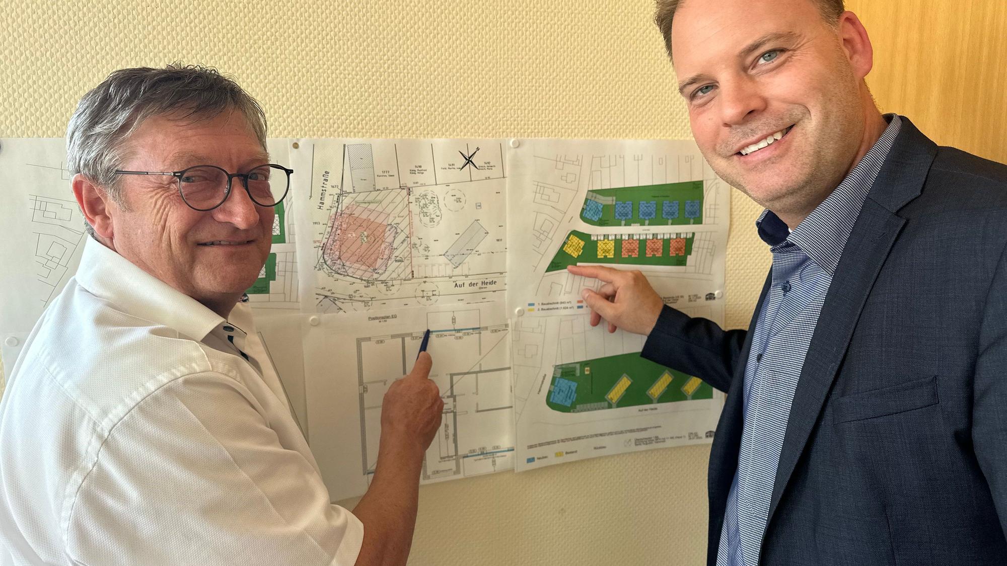 GWG Rhein-Sieg-Kreis, Prokurist Siegfried Ortner (l.) und Geschäftsführer Thomas Kemmann vor den Plänen zum Bauprojekt an der Hammstraße/Auf der Heide in Sankt Augustin.