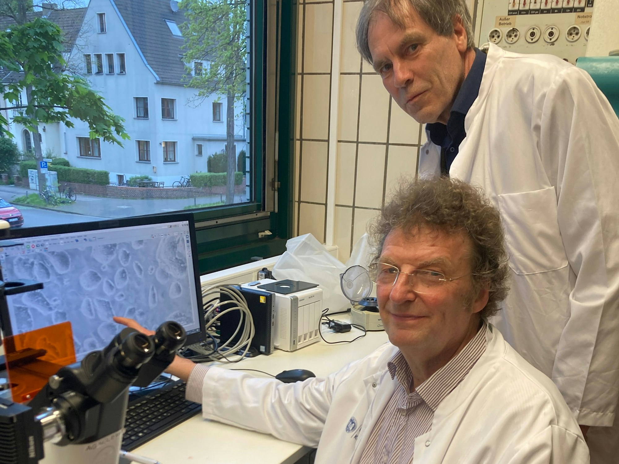 Der Kölner Stammzellforscher Prof. Dr. Jürgen Hescheler (vorne) und sein Projektpartner Ulrich Weigel im Neurophysiologischen Institut der Uni Köln.