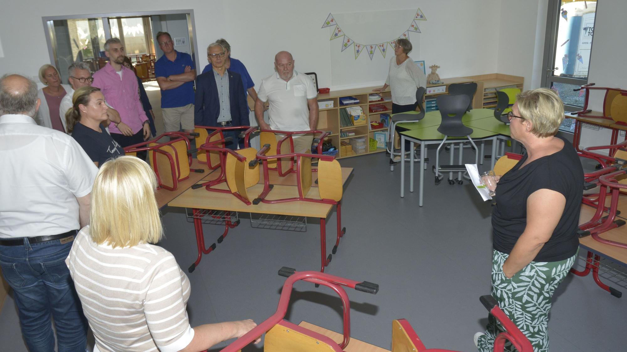 Die neuen Räume stellte Schulleiterin Astrid Kahl (r.) den Mitgliedern des Schulausschusses vor.