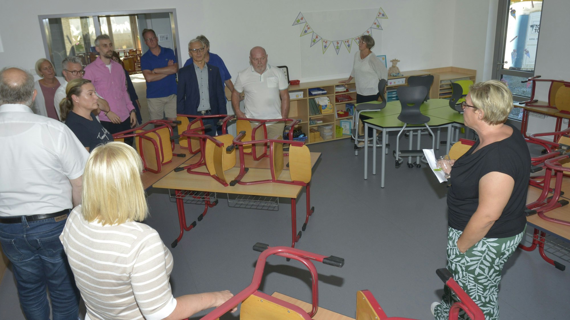 Die neuen Räume stellte Schulleiterin Astrid Kahl (r.) den Mitgliedern des Schulausschusses vor.