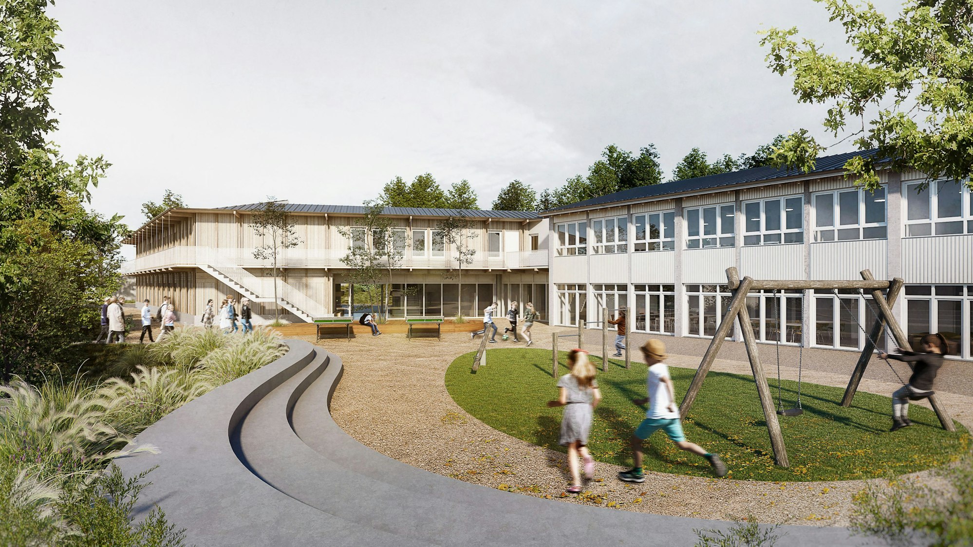 Kinder laufen über einen Spielplatz, im Hintergrund ein Haus aus zwei Baukörpern.