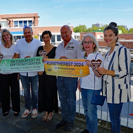 Auf dem Bild sind die Veranstalter und Sponsoren des Oktoberfestes zu sehen