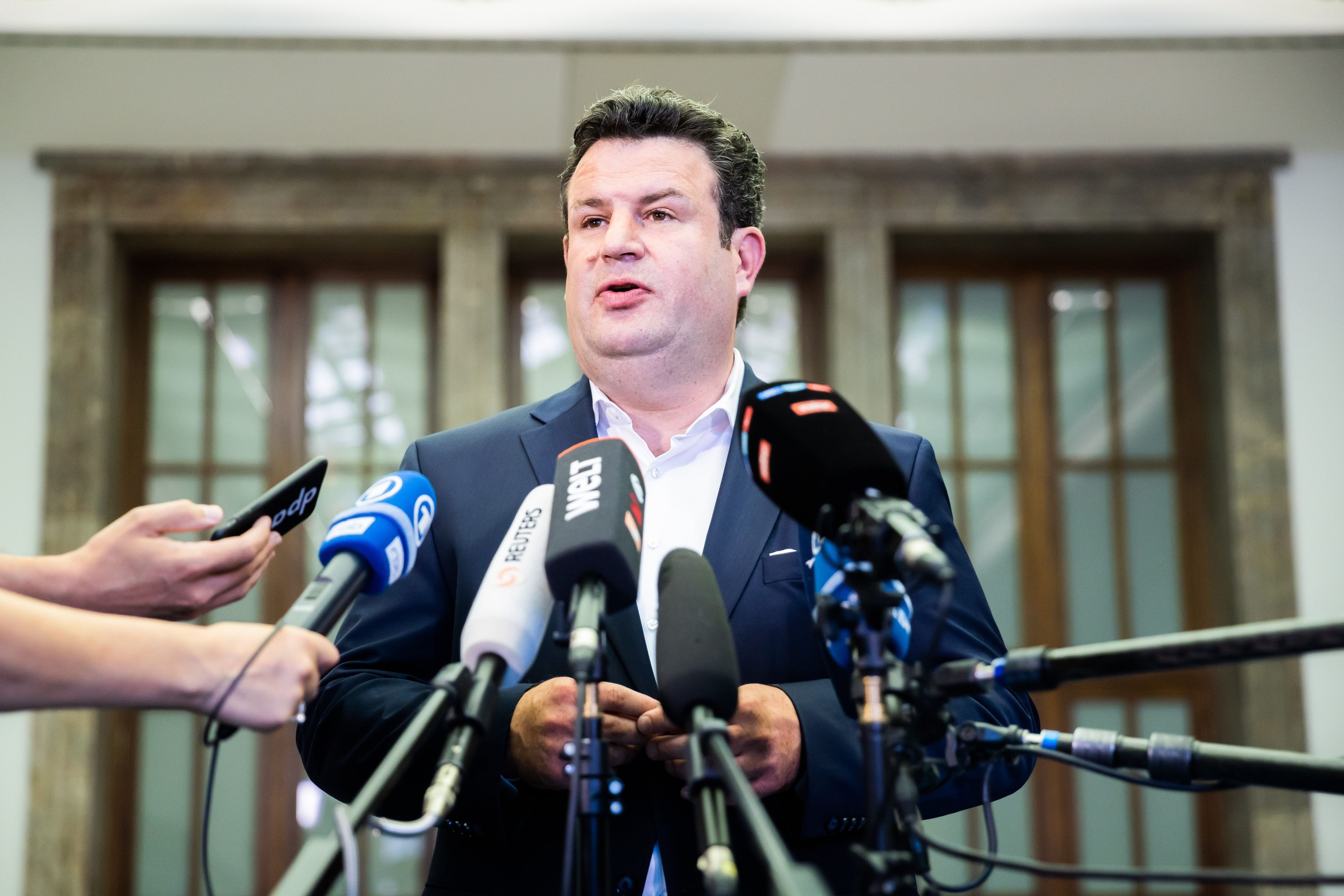 Für Personen nach Erreichen der Regelaltersgrenze solle ein finanzieller Anreiz geschaffen werden, so das Ministerium von Ressortchef Hubertus Heil (SPD). (Archivbild)
