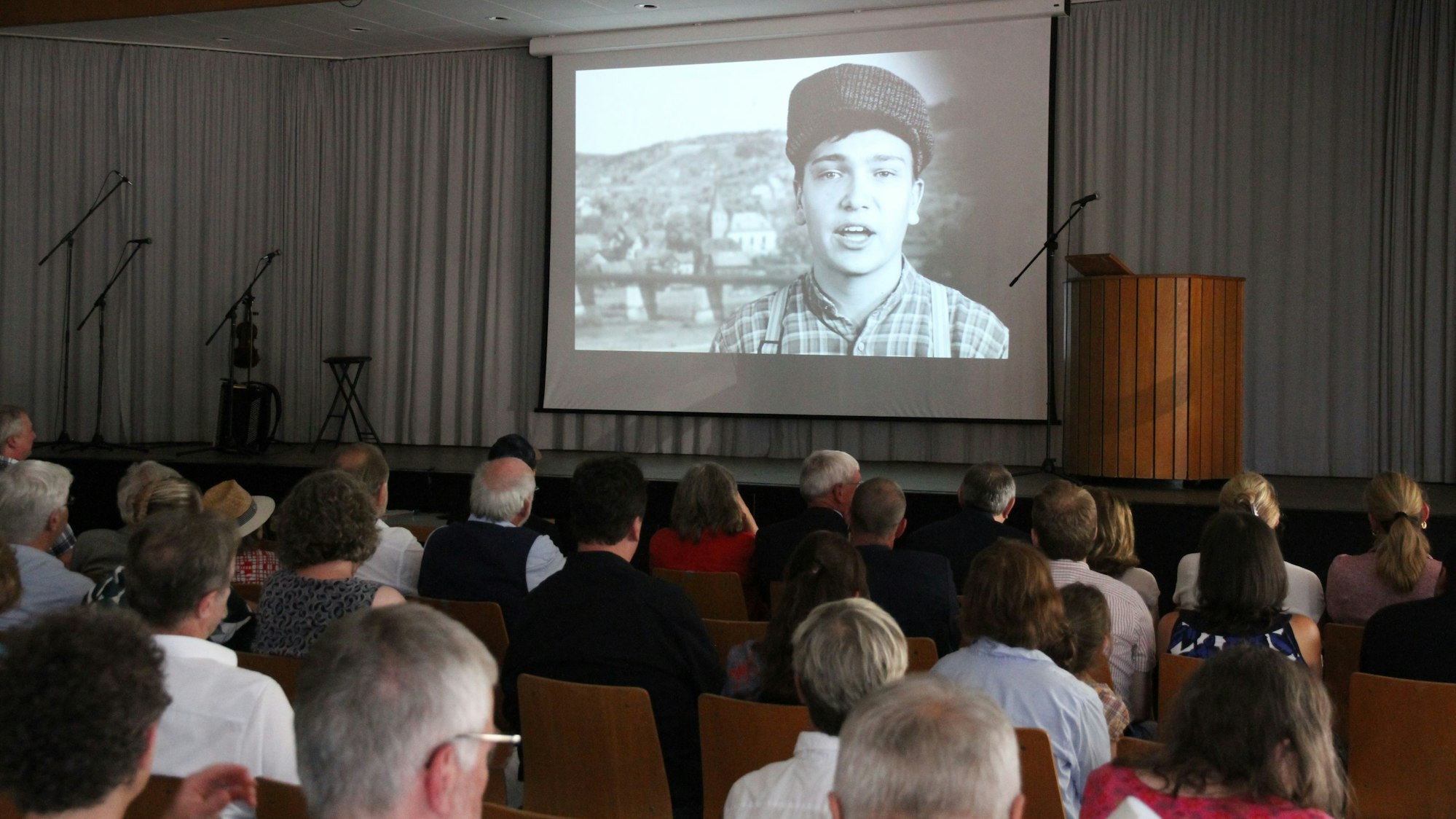 Zuschauer in einem Saal sehen sich einen Film an