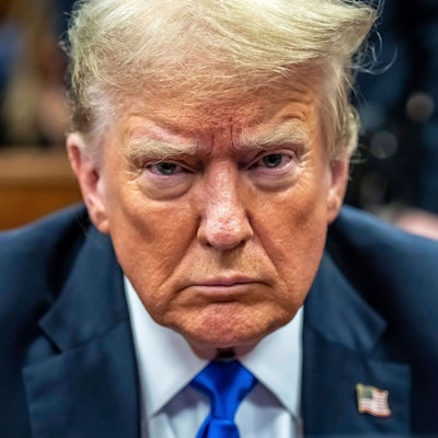 ARCHIV - 30.05.2024, USA, New York: Der ehemalige US-Präsident Donald Trump erscheint im Strafgericht von Manhattan während der Beratungen der Geschworenen in seinem Schweigegeldprozess in New York. Im Bundesverfahren gegen Trump zu versuchtem Wahlbetrug liegt nun eine überarbeitete Anklageschrift vor. (zu dpa: «Wahlbetrug: Überarbeitete Anklage gegen Trump veröffentlicht») Foto: Mark Peterson/AP/dpa +++ dpa-Bildfunk +++