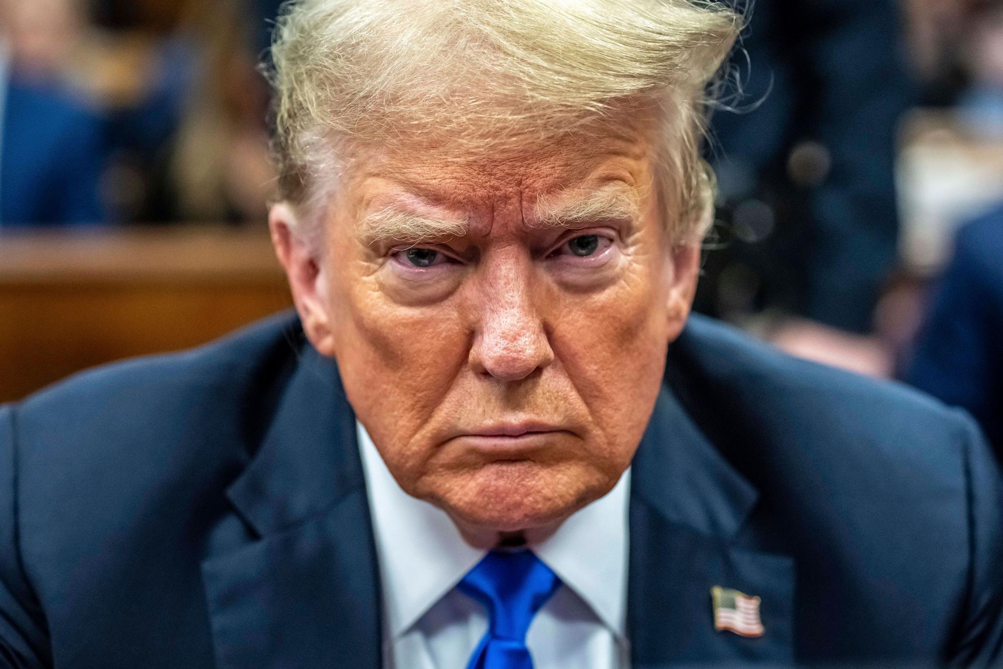 ARCHIV - 30.05.2024, USA, New York: Der ehemalige US-Präsident Donald Trump erscheint im Strafgericht von Manhattan während der Beratungen der Geschworenen in seinem Schweigegeldprozess in New York. Im Bundesverfahren gegen Trump zu versuchtem Wahlbetrug liegt nun eine überarbeitete Anklageschrift vor. (zu dpa: «Wahlbetrug: Überarbeitete Anklage gegen Trump veröffentlicht») Foto: Mark Peterson/AP/dpa +++ dpa-Bildfunk +++